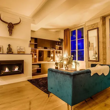 Avec Vue Sur Le Chateau