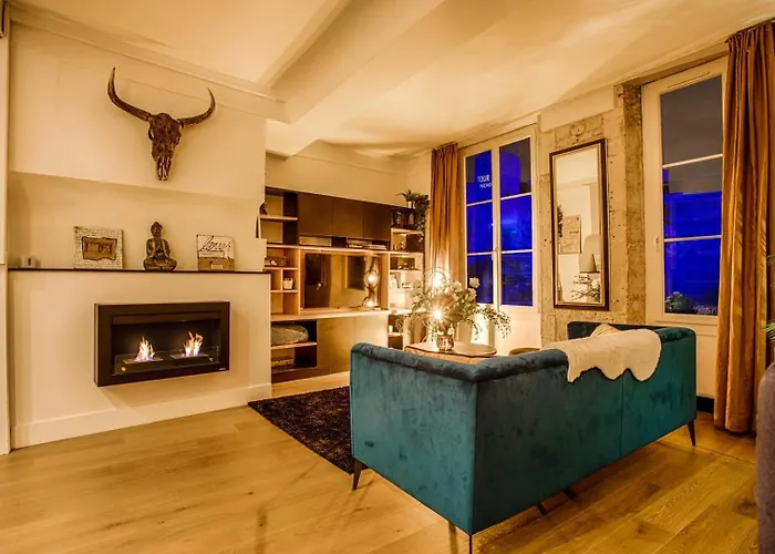 Avec Vue Sur Le Chateau