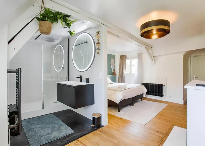 Avec Vue Sur Le Château *